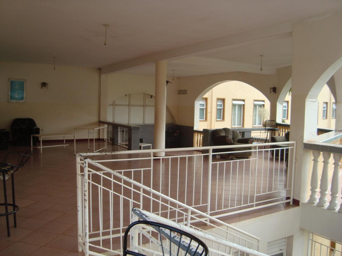 Brisk Hotel Triangle Njeru Exterior foto