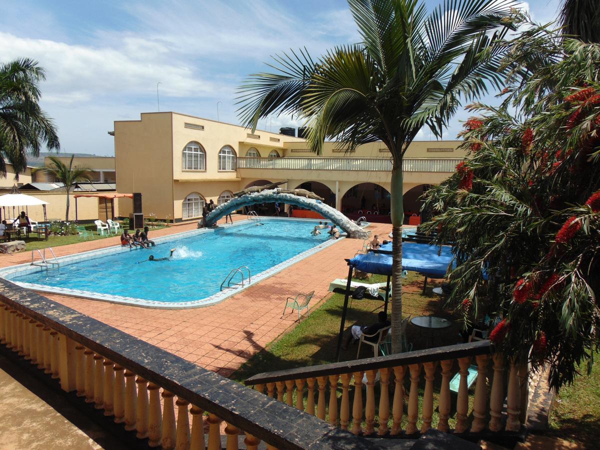 Brisk Hotel Triangle Njeru Exterior foto