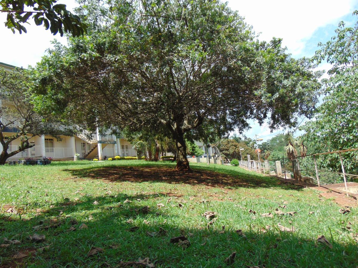 Brisk Hotel Triangle Njeru Exterior foto