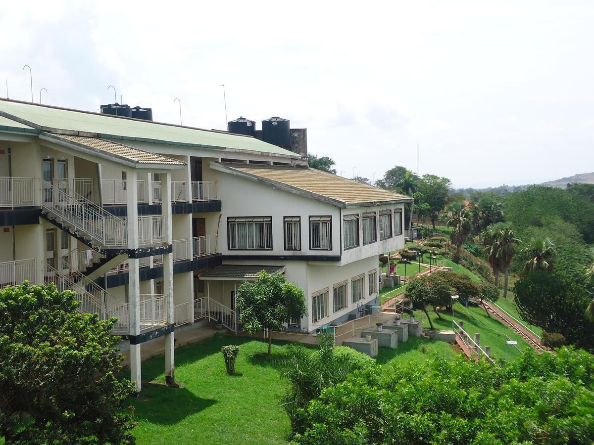 Brisk Hotel Triangle Njeru Exterior foto