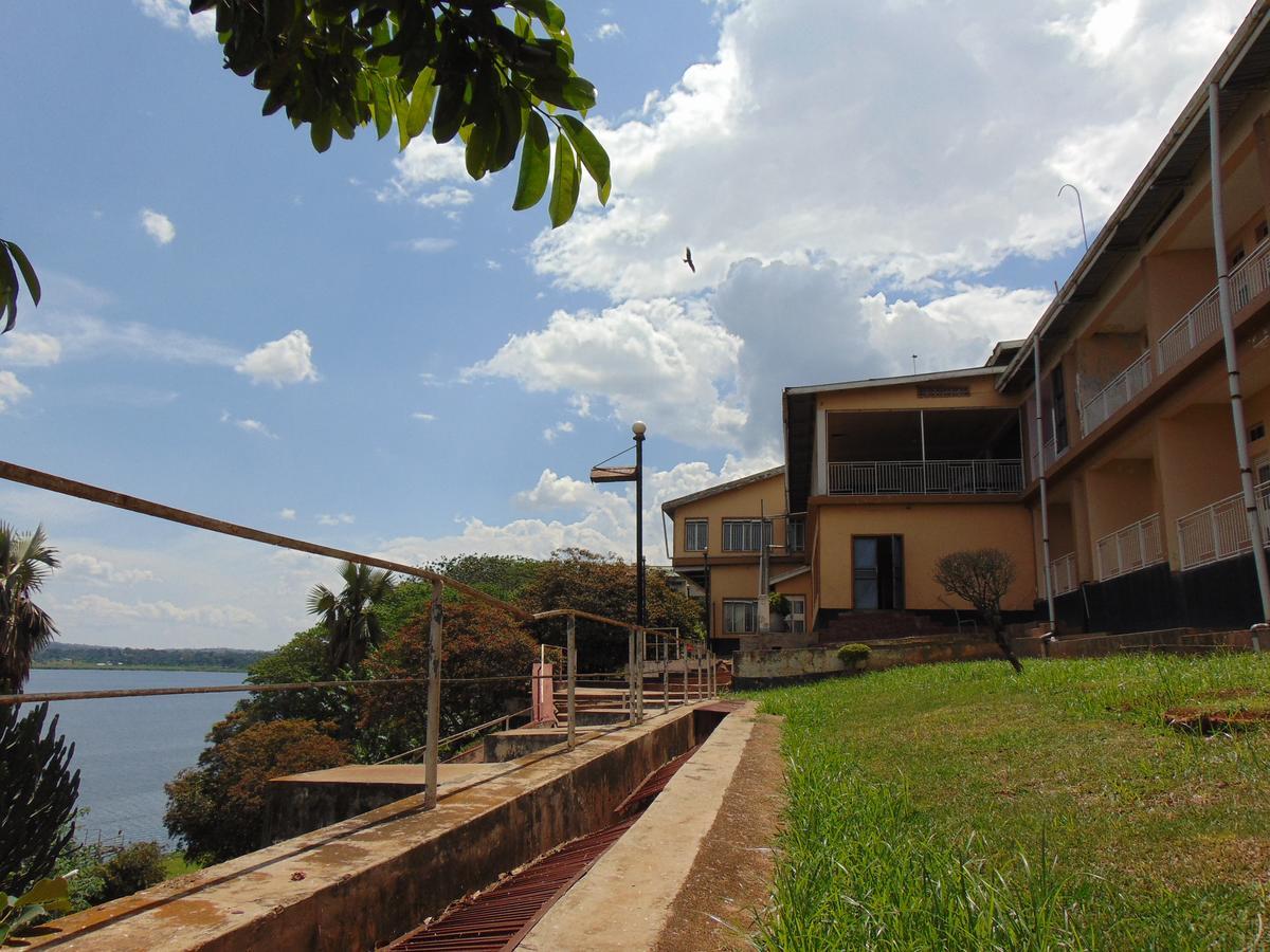 Brisk Hotel Triangle Njeru Exterior foto