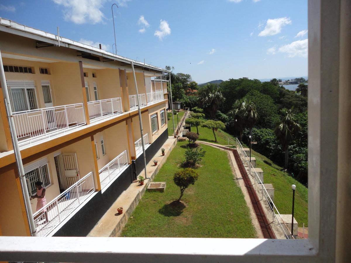 Brisk Hotel Triangle Njeru Exterior foto