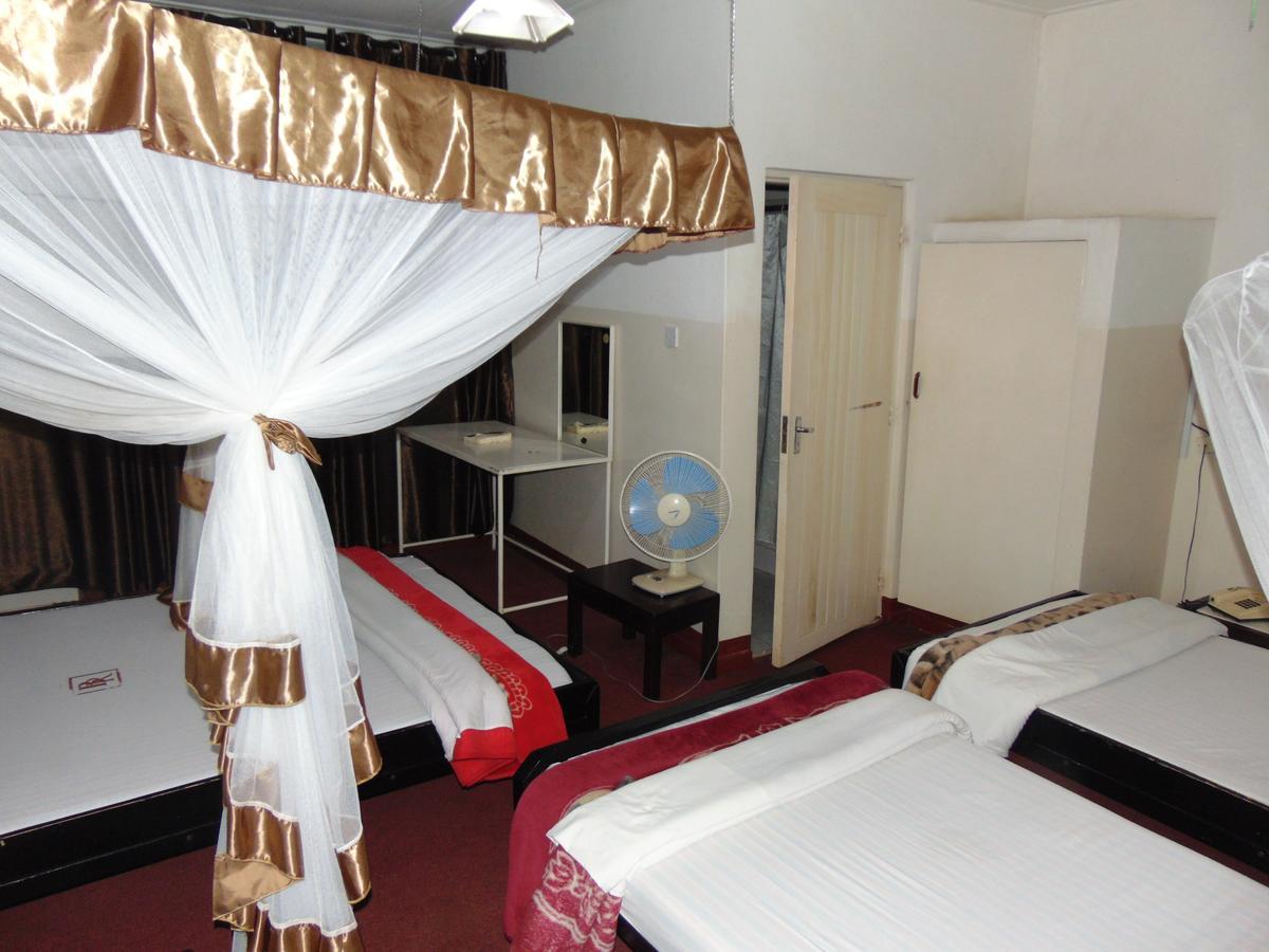 Brisk Hotel Triangle Njeru Exterior foto