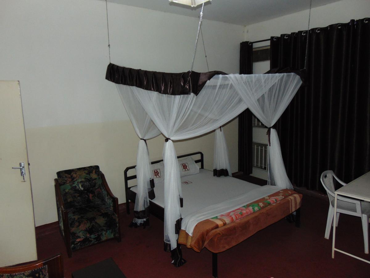 Brisk Hotel Triangle Njeru Exterior foto