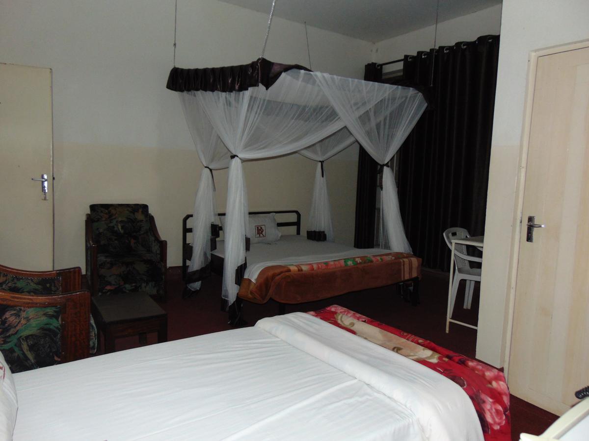 Brisk Hotel Triangle Njeru Exterior foto
